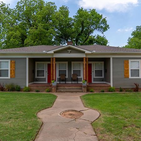 Rock & Roll House, Fiber Internet, Roku Tv, Washer & Dryer, By Dt Chickasha & Leg Lamp! 외부 사진