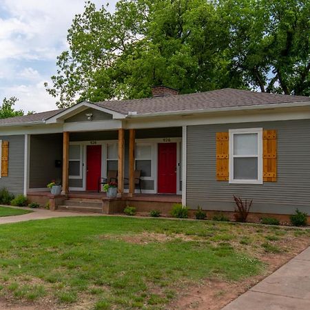 Rock & Roll House, Fiber Internet, Roku Tv, Washer & Dryer, By Dt Chickasha & Leg Lamp! 외부 사진