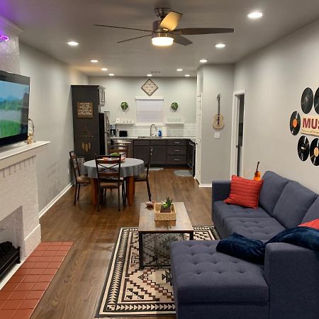 Rock & Roll House, Fiber Internet, Roku Tv, Washer & Dryer, By Dt Chickasha & Leg Lamp! 외부 사진