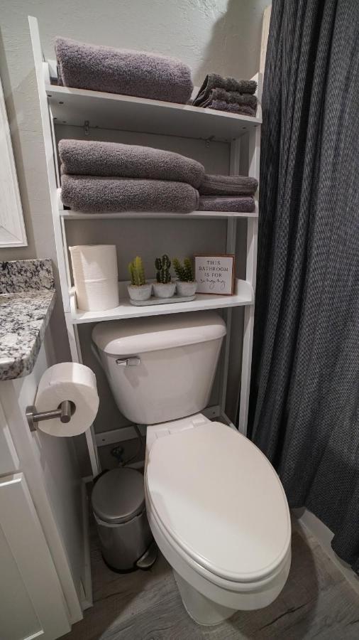 Rock & Roll House, Fiber Internet, Roku Tv, Washer & Dryer, By Dt Chickasha & Leg Lamp! 외부 사진