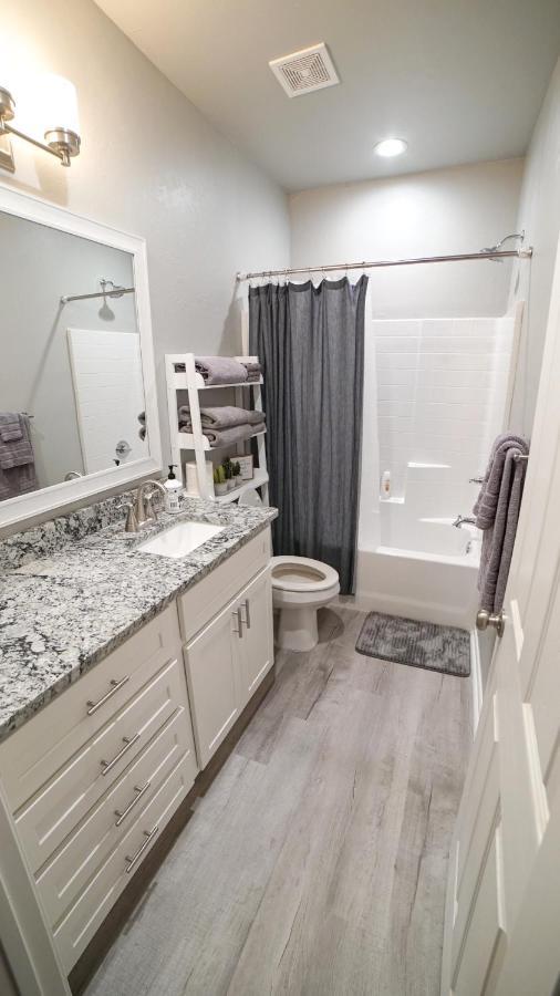 Rock & Roll House, Fiber Internet, Roku Tv, Washer & Dryer, By Dt Chickasha & Leg Lamp! 외부 사진