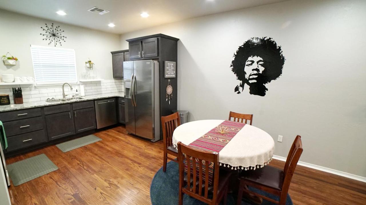Rock & Roll House, Fiber Internet, Roku Tv, Washer & Dryer, By Dt Chickasha & Leg Lamp! 외부 사진