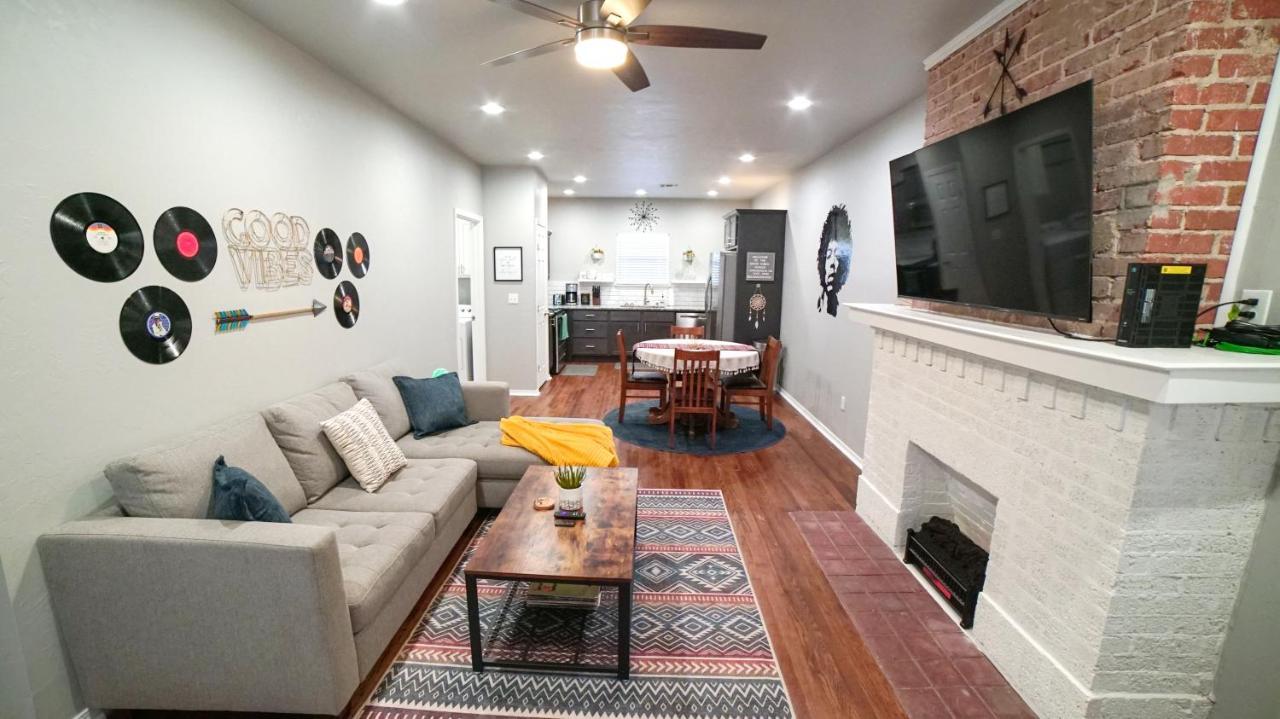 Rock & Roll House, Fiber Internet, Roku Tv, Washer & Dryer, By Dt Chickasha & Leg Lamp! 외부 사진