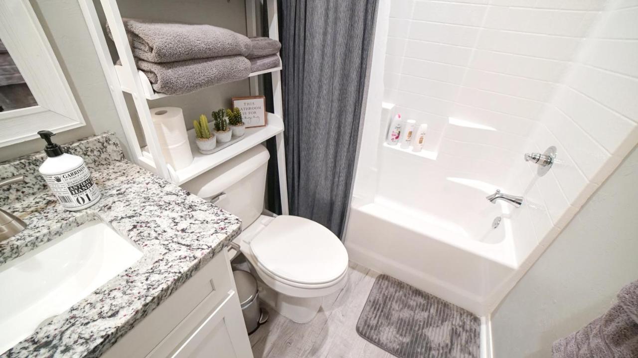 Rock & Roll House, Fiber Internet, Roku Tv, Washer & Dryer, By Dt Chickasha & Leg Lamp! 외부 사진