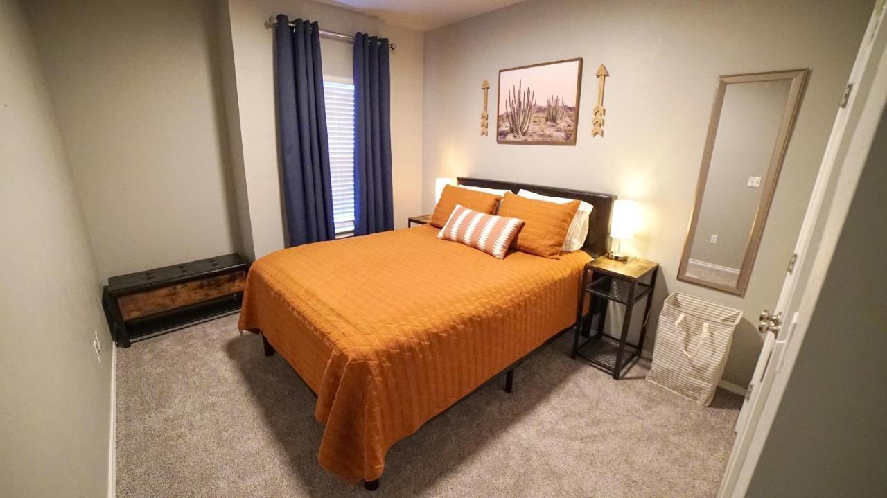 Rock & Roll House, Fiber Internet, Roku Tv, Washer & Dryer, By Dt Chickasha & Leg Lamp! 외부 사진