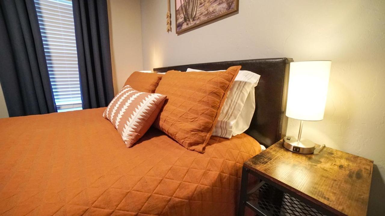 Rock & Roll House, Fiber Internet, Roku Tv, Washer & Dryer, By Dt Chickasha & Leg Lamp! 외부 사진