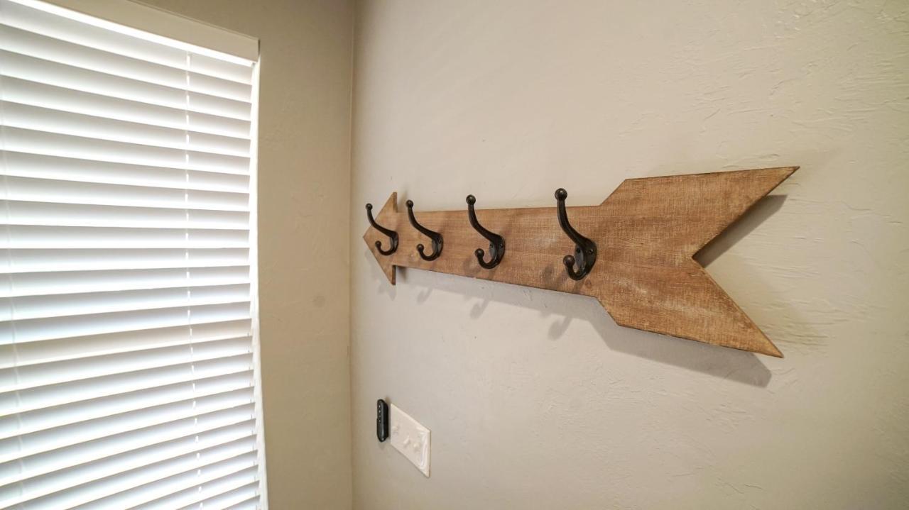 Rock & Roll House, Fiber Internet, Roku Tv, Washer & Dryer, By Dt Chickasha & Leg Lamp! 외부 사진