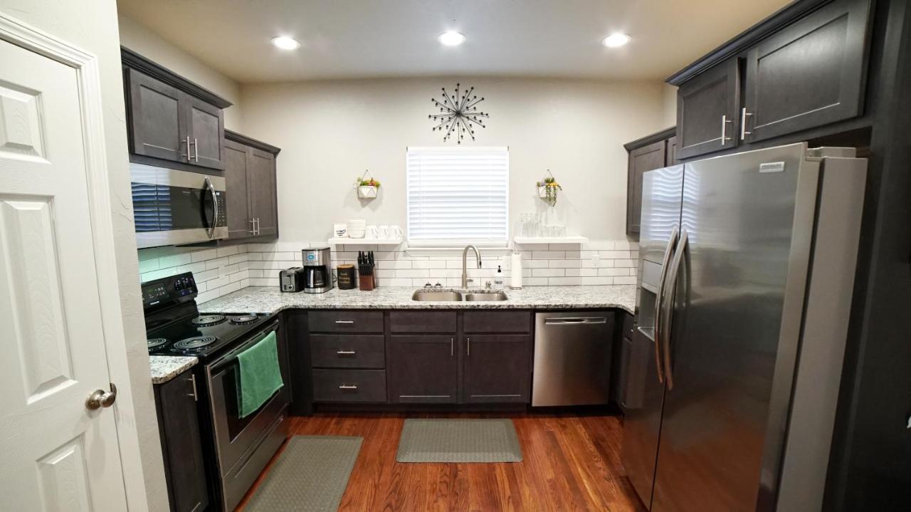 Rock & Roll House, Fiber Internet, Roku Tv, Washer & Dryer, By Dt Chickasha & Leg Lamp! 외부 사진