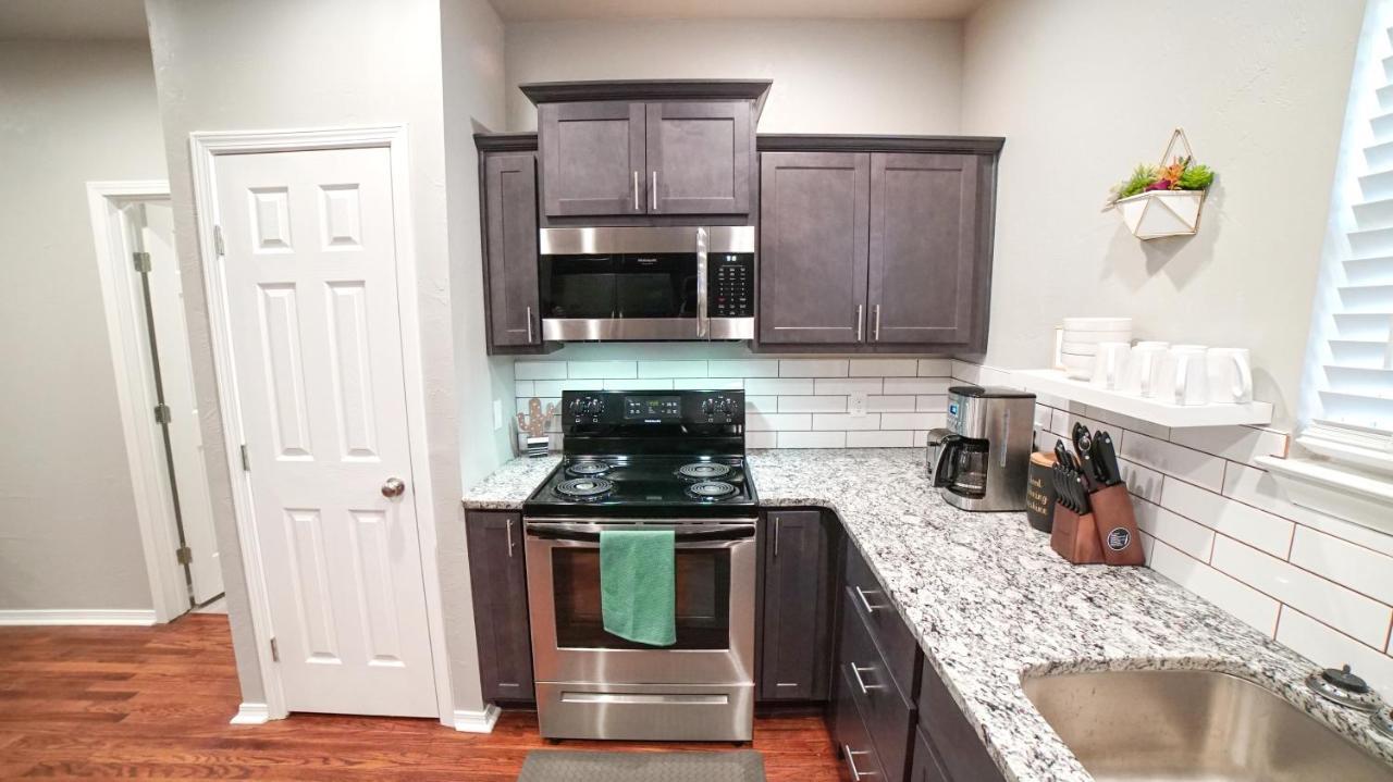 Rock & Roll House, Fiber Internet, Roku Tv, Washer & Dryer, By Dt Chickasha & Leg Lamp! 외부 사진