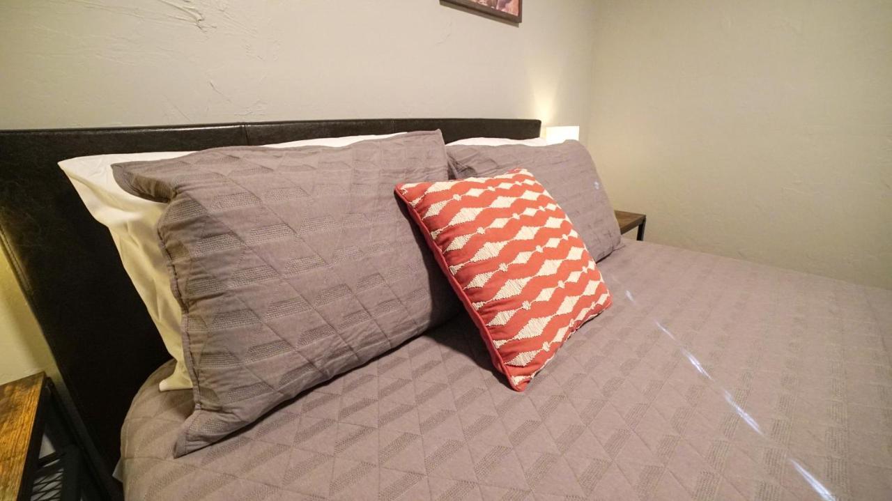 Rock & Roll House, Fiber Internet, Roku Tv, Washer & Dryer, By Dt Chickasha & Leg Lamp! 외부 사진