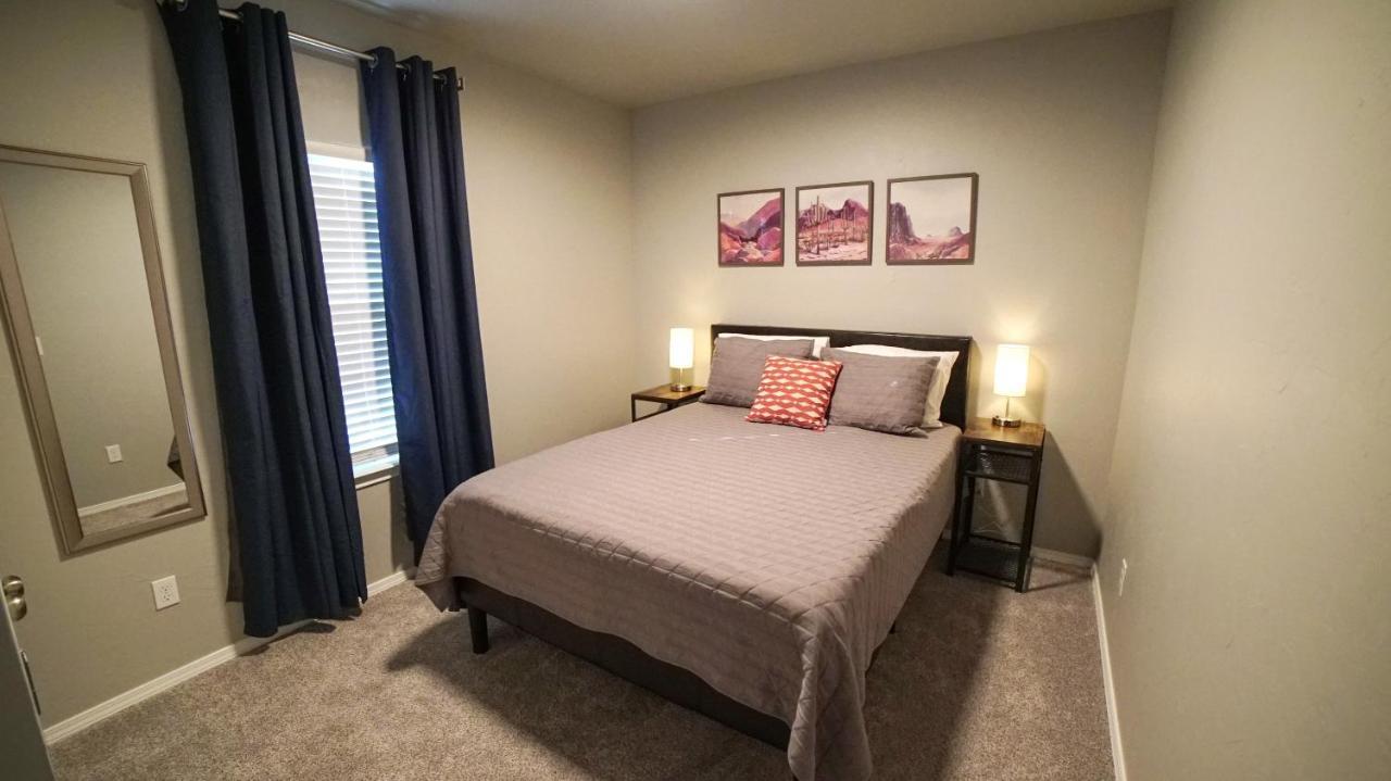 Rock & Roll House, Fiber Internet, Roku Tv, Washer & Dryer, By Dt Chickasha & Leg Lamp! 외부 사진