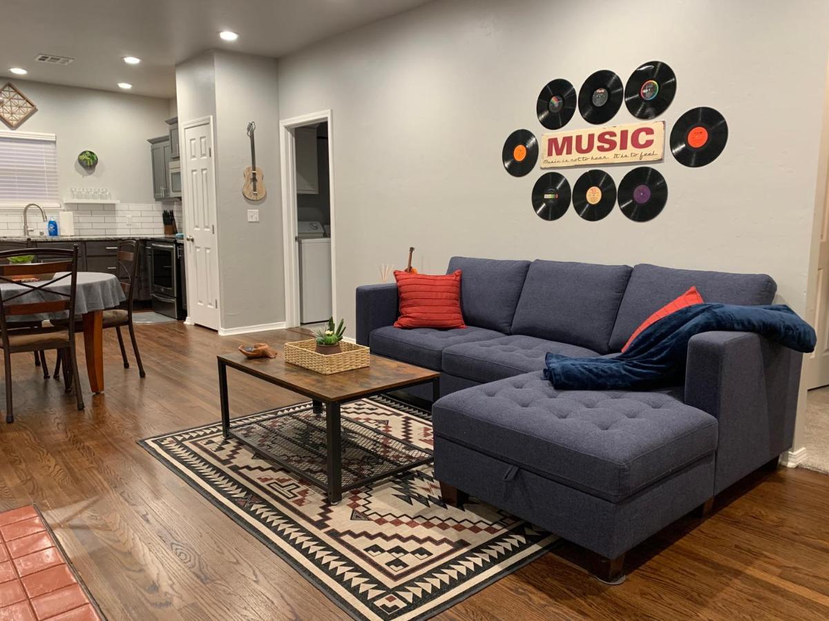 Rock & Roll House, Fiber Internet, Roku Tv, Washer & Dryer, By Dt Chickasha & Leg Lamp! 외부 사진