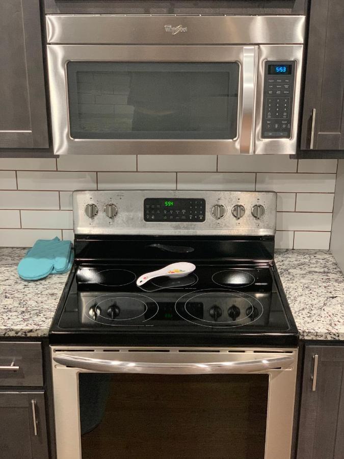 Rock & Roll House, Fiber Internet, Roku Tv, Washer & Dryer, By Dt Chickasha & Leg Lamp! 외부 사진