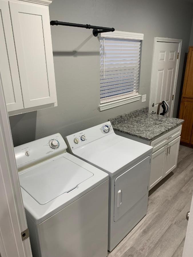 Rock & Roll House, Fiber Internet, Roku Tv, Washer & Dryer, By Dt Chickasha & Leg Lamp! 외부 사진