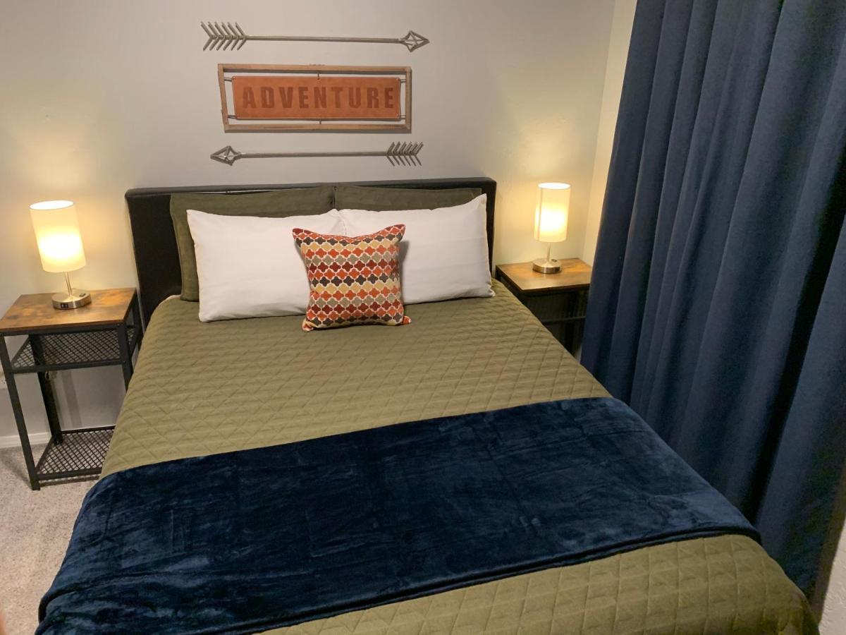 Rock & Roll House, Fiber Internet, Roku Tv, Washer & Dryer, By Dt Chickasha & Leg Lamp! 외부 사진
