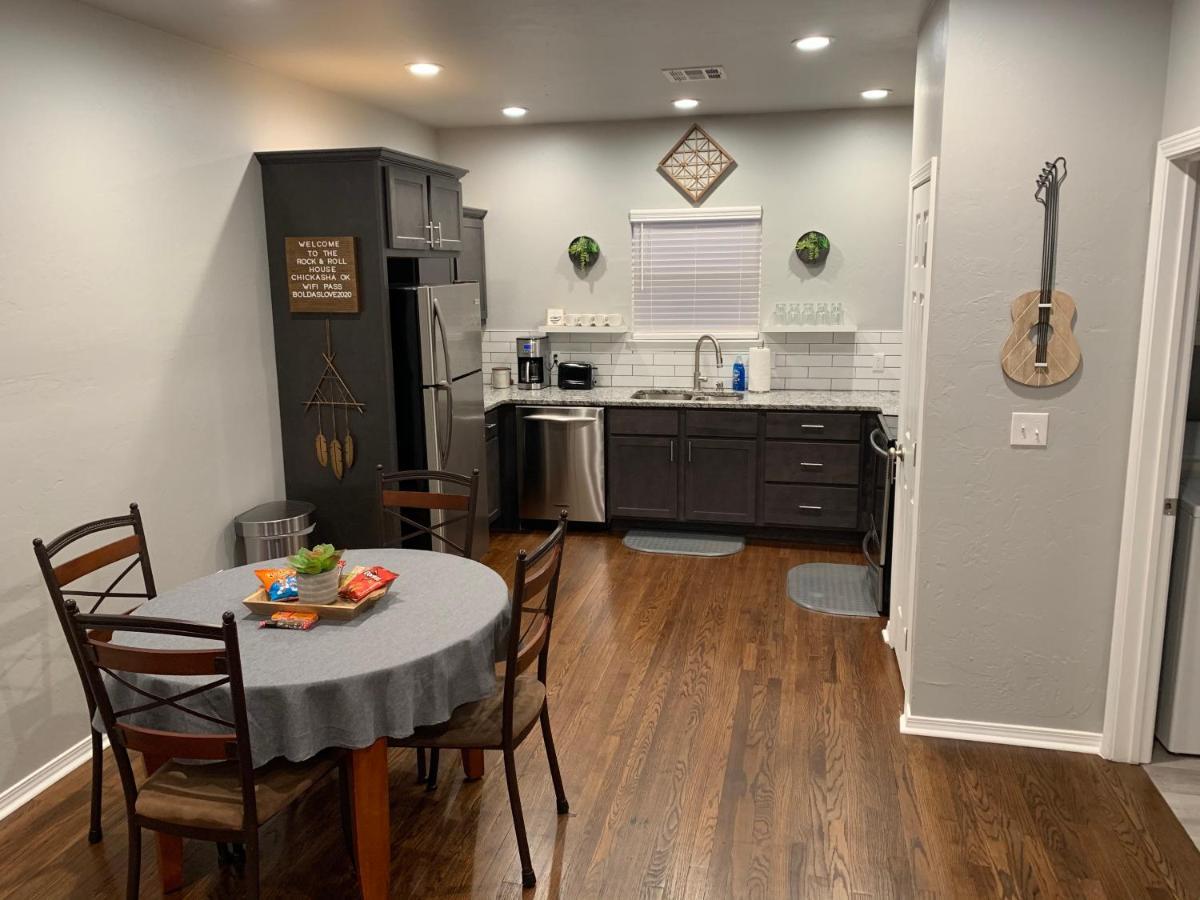 Rock & Roll House, Fiber Internet, Roku Tv, Washer & Dryer, By Dt Chickasha & Leg Lamp! 외부 사진
