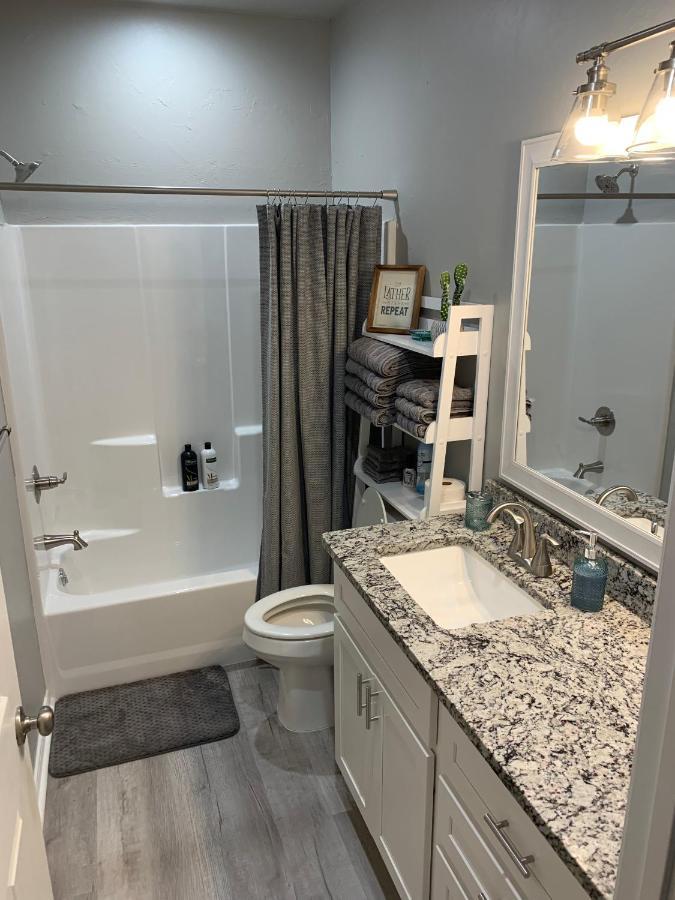 Rock & Roll House, Fiber Internet, Roku Tv, Washer & Dryer, By Dt Chickasha & Leg Lamp! 외부 사진
