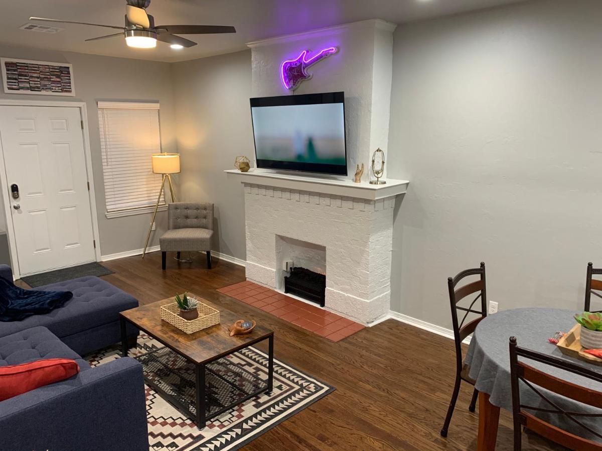 Rock & Roll House, Fiber Internet, Roku Tv, Washer & Dryer, By Dt Chickasha & Leg Lamp! 외부 사진
