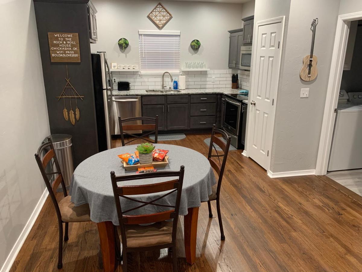 Rock & Roll House, Fiber Internet, Roku Tv, Washer & Dryer, By Dt Chickasha & Leg Lamp! 외부 사진