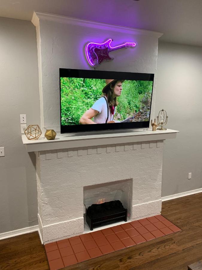Rock & Roll House, Fiber Internet, Roku Tv, Washer & Dryer, By Dt Chickasha & Leg Lamp! 외부 사진